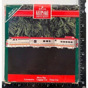 NIP 1992 HALLMARK ORNAMENT QX532-4 SILVER STAR LOCOMOTIVE DOME LUGGAGE CAR TRAIN